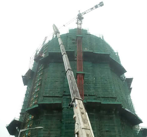 来宾市吊车在工地上作业